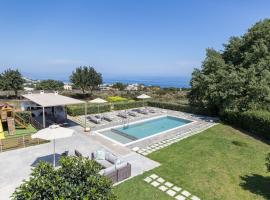 Lux Villa Mia with Heated Pool, 2km to Beach & Childrens Area!、Mikro Metochiの格安ホテル