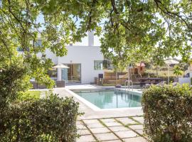 Lux Villa Mia with Heated Pool, 2km to Beach & Childrens Area!, hotel v destinaci Mikro Metochi