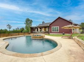 Sunny Smithville Getaway with Pool and Hot Tub!, vilă din Smithville