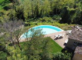 Villa Rilassati - Appartement Rilassati - infinity pool - privé terras - familie vriendelijk, hotel con estacionamiento en Mogliano