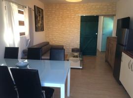 Maison de ville atypique, cheap hotel in Le Molay-Littry