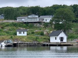 Exclusive house with private boathouse, cabaña o casa de campo en Nösund