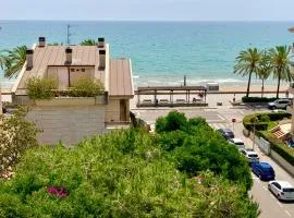 Penthouse w/ sea view, pool & beach