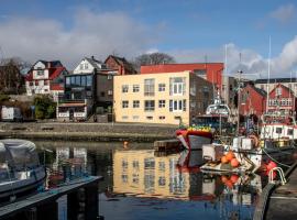 Guesthouse at the boat harbour: Tórshavn'da bir otel