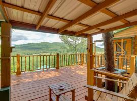 Secluded Mountain Cabin with Decks and Gazebo!, קוטג' בBrasstown