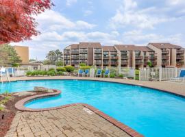 Port Clinton Condo with Community Pool and Hot Tub!, hotel in Port Clinton