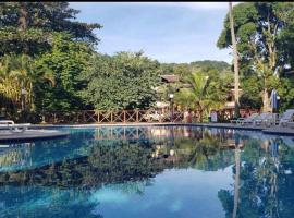 Casa L2 em condomínio fechado frente a praia Maresias, hotel in São Sebastião