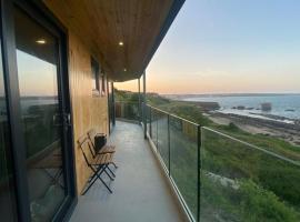 Luxury beach front rooms- PMA, cabin in Kirkcaldy