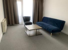 Beautiful-2 bedroom Apartment, 1 bathroom, sleeps 6, in greater london (South Croydon). Provides accommodation with WiFi, 3 minutes Walk from Purley Oak Station and 10mins drive to East Croydon Station, semesterboende i Purley