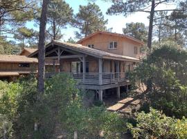 Maison bois dans la forêt de Carcans-plage, hotel en Carcans