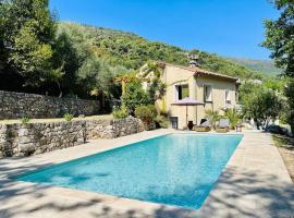 Villa dans écrin de verdure avec sa grande piscine、Gattièresのホテル