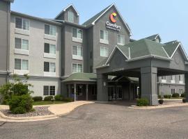 Comfort Inn & Suites St Paul Northeast，Vadnais Heights的有停車位的飯店