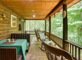 Pet-Friendly Byrdstown Cabin with Fire Pit and Porch!, hotelli kohteessa Frogue