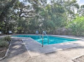 Pool home sleeps 6 with large fenced yard, hotel near Jacksonville Zoo Gardens, Jacksonville