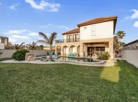 Paradise Villa: 2 blocks from beach, private pool