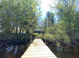 Adirondack Waterfront Cabin Upper Hudson Tributary, hótel í Lake Luzerne