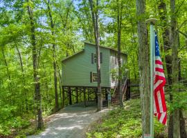 Peaceful Hideaway Treehouse near Little River Canyon, hotell i Fort Payne