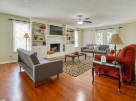 The Gamecock Cutie Lakeside Home Near Bases & USC, hotel in Columbia