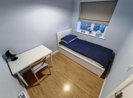 Joshua Court Single Room, hotel with parking in Stoke on Trent