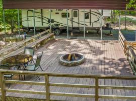 Happy Glamper RV at Haven of Hope near Little River Canyon National Preserve, hótel í Fort Payne