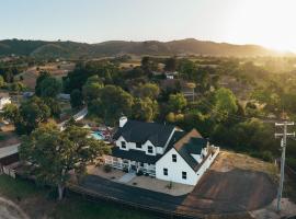 Wine Country Modern Farmhouse With Heated Pool, Hot Tub, Cybertruck, hotel in Paso Robles