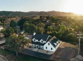 Wine Country Modern Farmhouse With Heated Pool, Hot Tub, Cybertruck