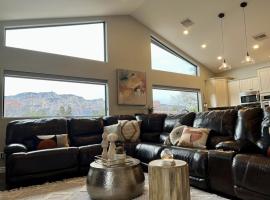 Sedona Uptown Gem! Wow! Views!! Close to trails, walk to Uptown Sedona, restaurants and shopping, cottage à Sedona