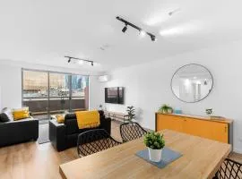 2-Bedroom Apartment in Paris End of Melbourne CBD