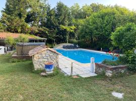 GITE CLARIMOR, pet-friendly hotel in Puygiron