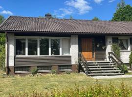 Ferienhaus in Broakulla mit Sauna, loma-asunto kohteessa Broakulla