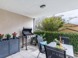 MikaLex - Walking distance from the beach!, hotel com piscina em Nelson Bay