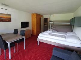 Apart Holidays - Haus Acletta, hotel con pileta en Disentis