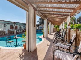 Casa caribe en finca santa Ana, hotel amb piscina a Torre-Pacheco