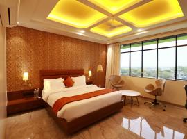 Four Petals Executive by LHMS, hotell i Akalkot