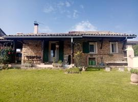 Maison de 2 chambres avec jardin clos et wifi a Arnaud Guilhem: Arnaud-Guilhem şehrinde bir evcil hayvan dostu otel