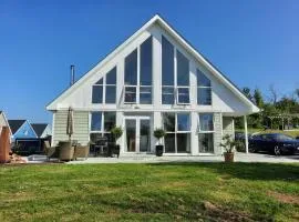 3 Bed-Sleeps 6-Pets-River View-Hot Tub