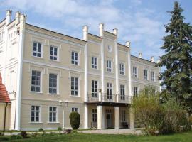 Gemütliche Ferienwohnung für 6 Personen im Schloss Kastorf, hotel cu parcare din Knorrendorf