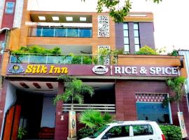 Hotel Silk Inn Luxury At No Cost, hotell i Lucknow