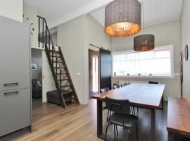 Beautiful house with amazing sea view., hotel en Dalvík