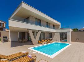 Villa VISTA with private pool and sauna, holiday home in Linardići