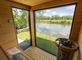 Leie Villa II - by the river with sauna & jacuzzi، فندق مع موقف سيارات في دينزة