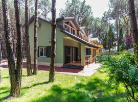 Forest Cottage - middle of forest & near the beach, sumarbústaður í Golem