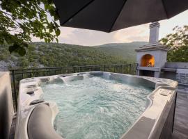 Holiday Home Vrkic with Hot Tub، فندق في أوميس