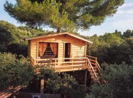 Cabane dans les arbres au coeur d'un vignoble, holiday rental in Sorgues