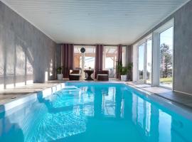 Cosy family home with pool, hytte i Grimstad