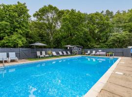 The Eiders - Norfolk Holiday Properties, hotel with pools in Aylmerton