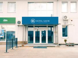 Hotel Safir Babice，Babice Nowe的有停車位的飯店