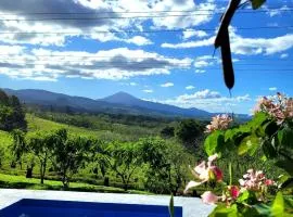 Vista al Volcán Tenorio y Montaña