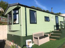 Cosy holiday caravan minutes from the beach, hotel in Aberystwyth