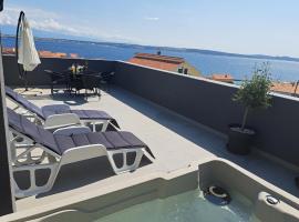 Penthouse Petra with hot tub, hotel in Kali